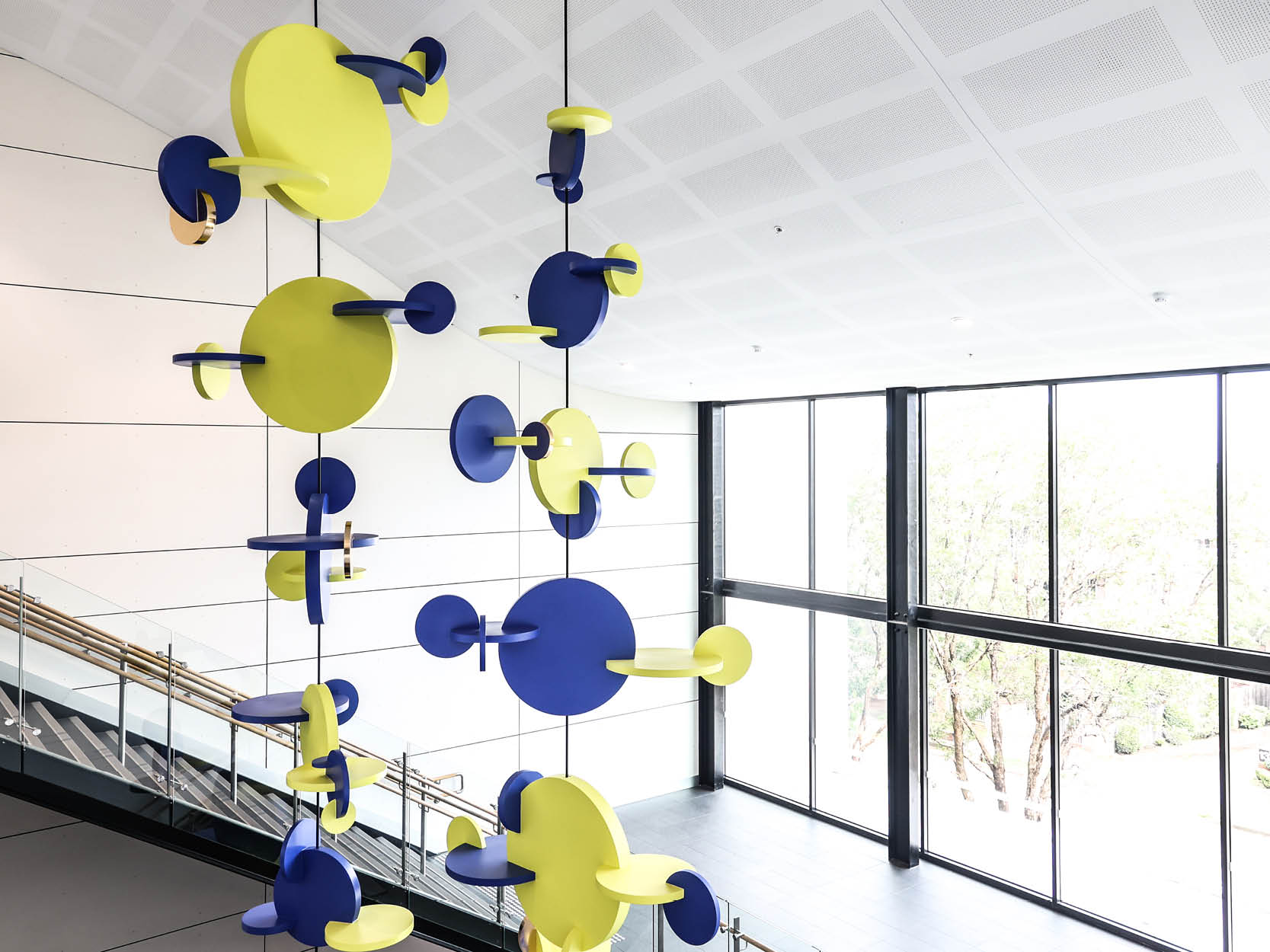 Ad-Astra-Public-Art-Installation-Intersecting-Yellow-and-Blue-Discs-St-Catherines-College-Tilt.